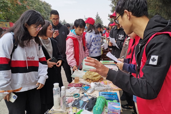 57bab659fcd848d69cd36e06dbf5f09b.jpg 爱心义卖志愿者讲解.jpg