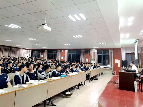 ee2061b7194f444294957d58d3d2b204.jpg 优秀毕业生回母校与同学们深切交流.jpg