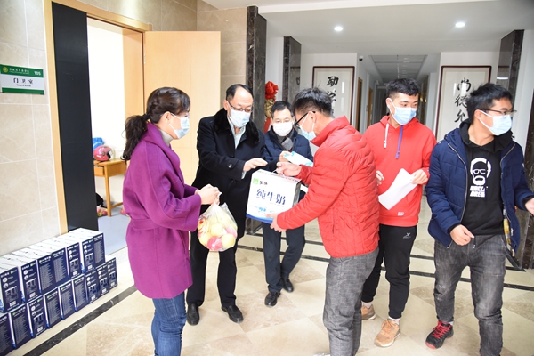 29650b7e930f4b68b765730ef0b4d564.jpg 院领导为假期留校学生发放慰问物资.JPG