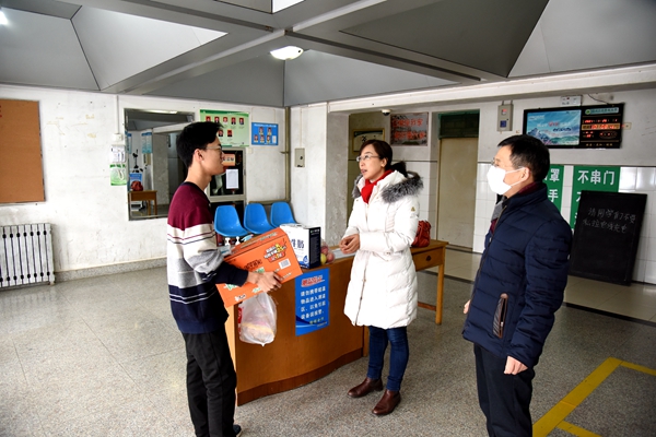 7c80cb8e8adb46f39c63d8f788e23522.jpg 院领导看望风险地区假期留校学生.JPG